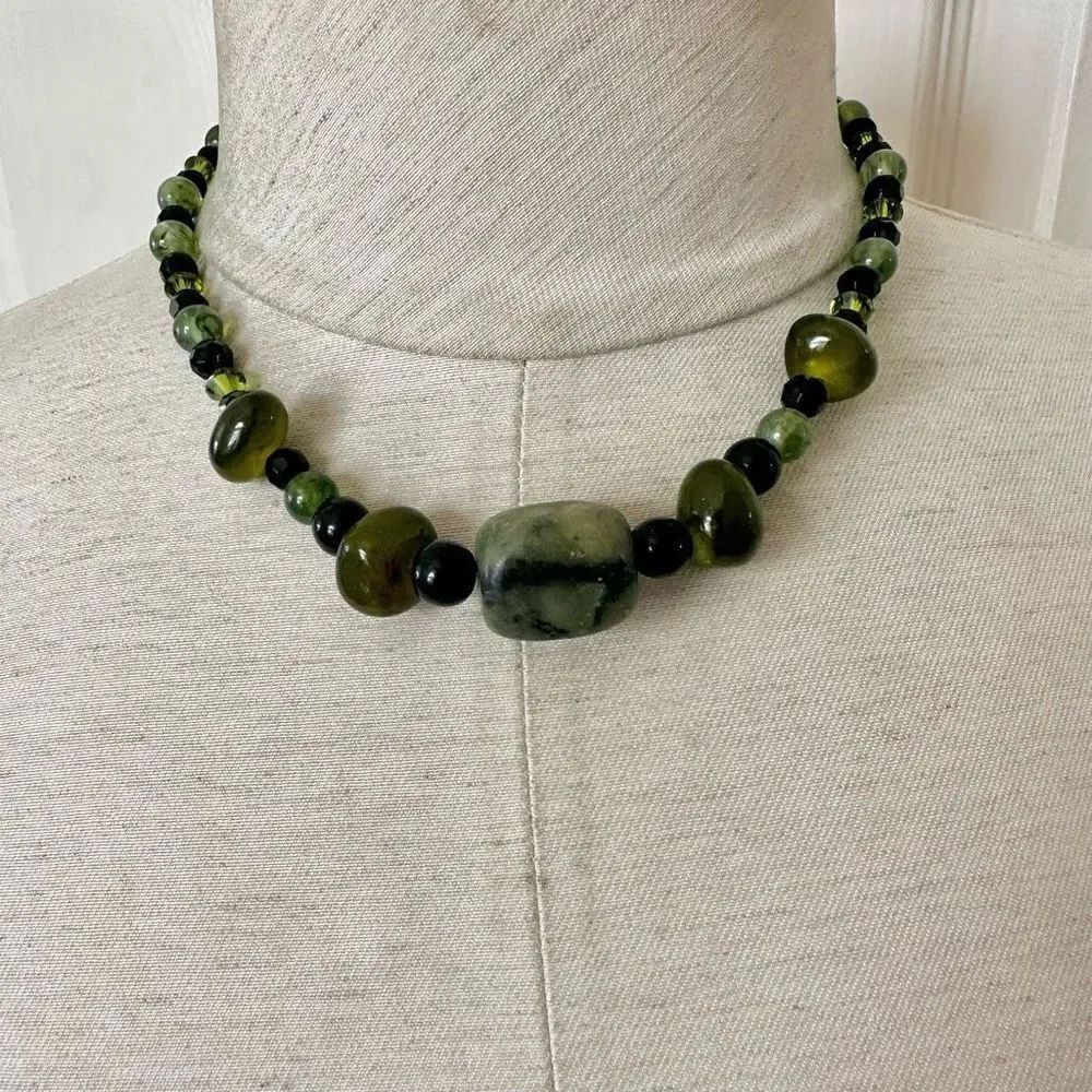 Green serpentine pendant necklace